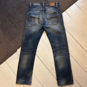 Mörkblåa Nudie Hank Rey Jeans - Riktigt snygga Hank Rey Nudie jeans! | W32 L32. | Inga defekter alls, riktigt fint skick. | Längd: 105cm, Midja: 39-43cm (Stretch). | Skriv vid minsta fundering, pris ej hugget i sten. 