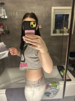 Ljusgrå jeans utsvängda - Säljer ett par ljusgrå jeans med klassisk utsvängd passform. Jeansen har normal midja och är tillverkade i ett mjukt jeansmaterial som är bekvämt att bära. Perfekta för dig som gillar en enkel och stilren look.