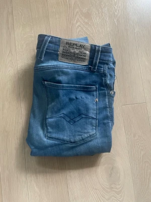 Reaplay anabass blåa 31/32 - Snygga blå jeans från Replay med klassisk femficksdesign. Stlk 31/32. Sydda vid skrevet, där av låga priset 