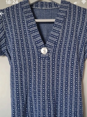 Blå topp - Söt blå topp med fin knapp detalj🩵 den är "stickad" ish så super skönt material👏 köpt secondhand☺️☺️