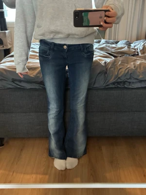 lågmidjade bootcut jeans  - supersnygga jeans från ginatricot 14+                              Säljs då de ej kommer till användning 💌 