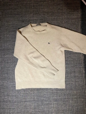 Burberry crewneck - Säljer nu min fina burberry crewneck. Du är i utmärkt skick och inga fel på den. Den är testad på vestiare och den gick igenom vilket betyder att den är 100% äkta 