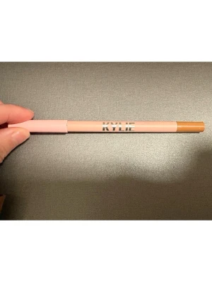 Kylie läppenna nude - Läppenna från Kylie Jenner i färgen nude med en mjuk och krämig formula.