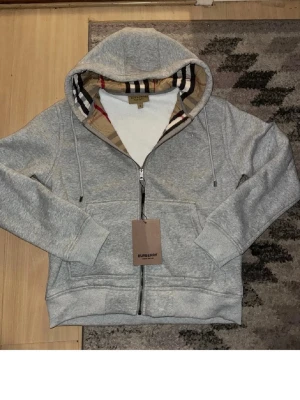 Grå zip hoodie från Burberry - Helt ny Burberry zip, sälj för att den är för stor            