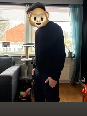 Svart sweatshirt - Stilren och bekväm svart tröja från Pier One i storlek S. Klassisk modell med rund hals och normal passform – perfekt som basplagg och enkel att matcha till både jeans, mjukisbyxor eller lager på lager. Mjuk och skön kvalitet som sitter snyggt utan att vara för tight.  I ganska bra skick, sparsamt använd och fortfarande fräsch i både färg och form.  Perfekt vardagströja – funkar året runt 😊