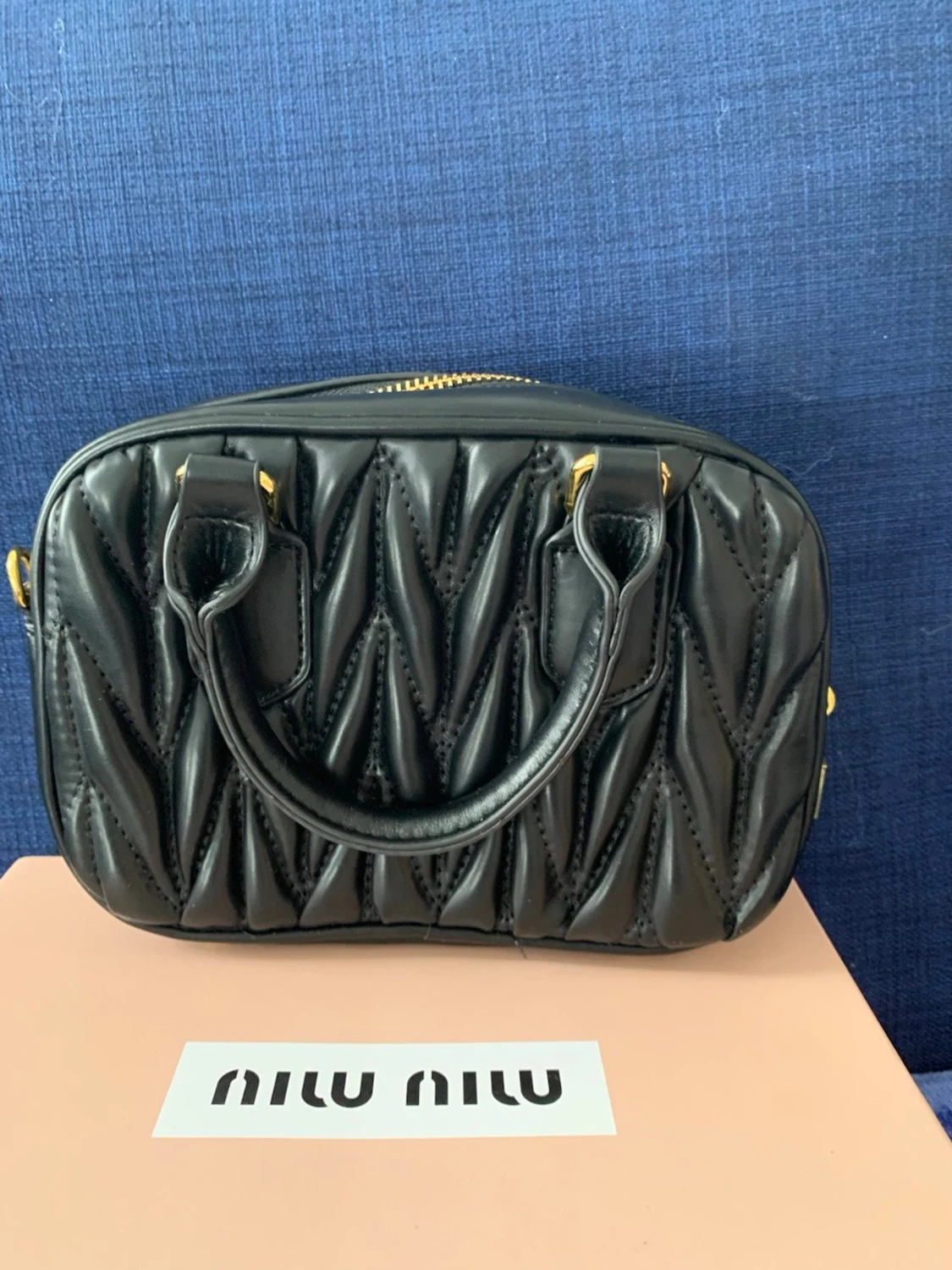 Svart handväska från Miu Miu - 5