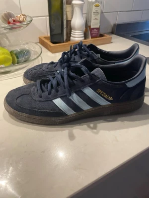 Adidas spezial - Tjena, säljer nu mina adidas special då dem har blivit för små. Dem är väldigt bekväma och passar till våren och sommaren. Dem ser lite fuktiga ut på bilden på grund av impregneringssprey. Skriv för minsta fråga.