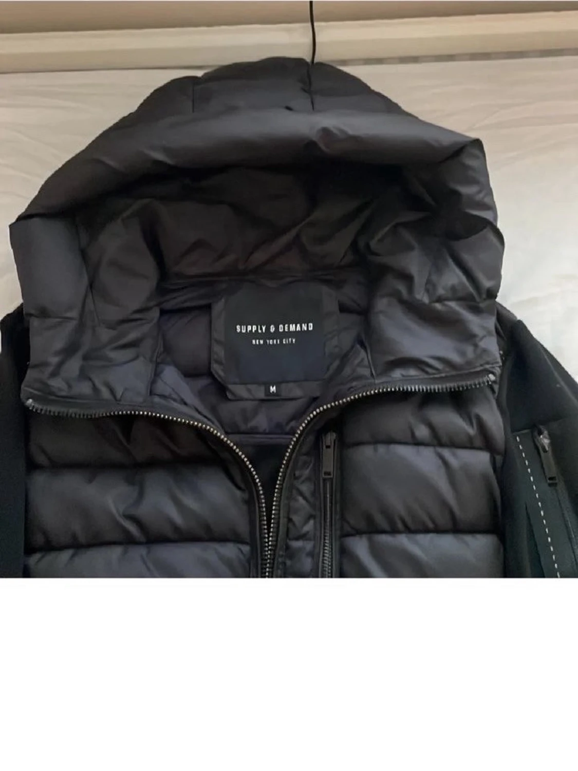 Svart pufferjacka med huva från Supply & Demand - 2
