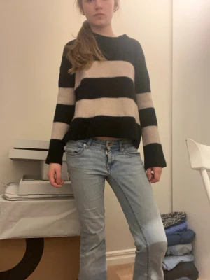 Randig stickad tröja  - Säljer en randig stickad tröja från Gina bra skick storlek XS.