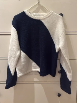 stickad tröja - Säljer en stickad tröja i svart och vitt med mönster från Gina Tricot!! Säljs då den inte används på senaste 💕 tröjan är totalt använd 2-3 gånger, i storleken 158/164🥰pris kan diskuteras