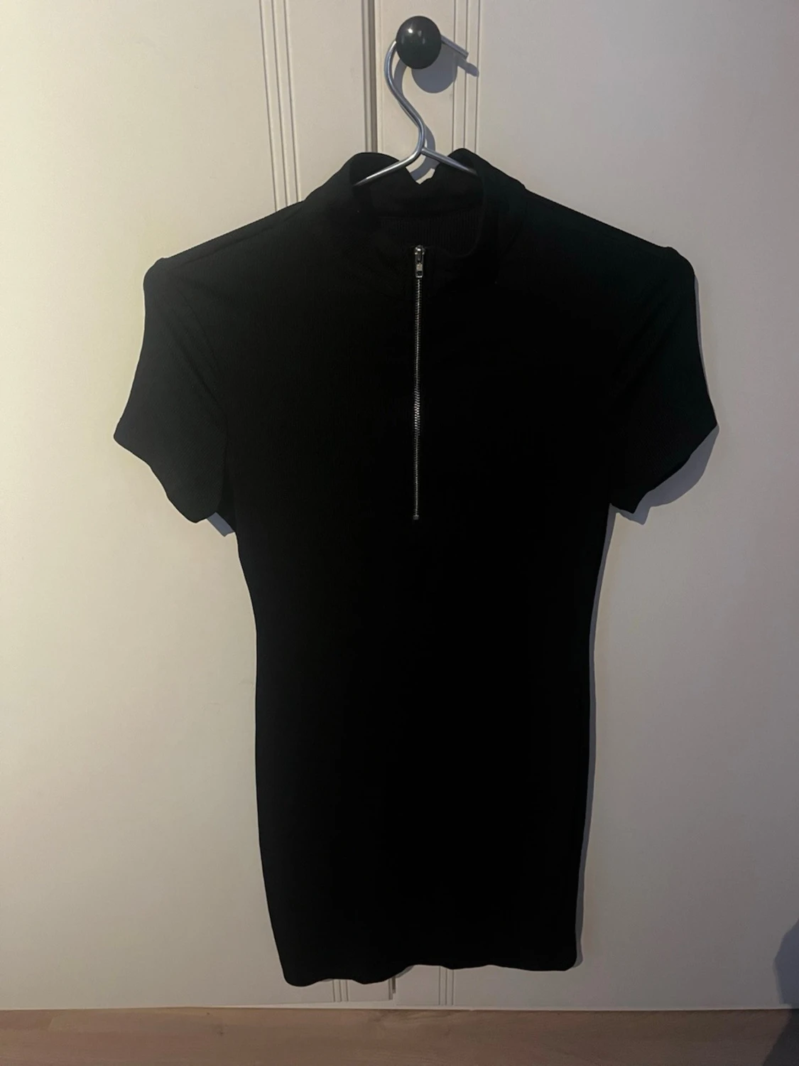 Svart kort klänning med half zip