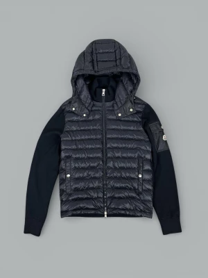Moncler Maglia Tricot Cardigan Navy - • The garment has been gently used and is in like-new condition  • Size: Medium (fits small)  • Retail price: 12.295 SEK / 1160€  • Removable hood for warmer weather