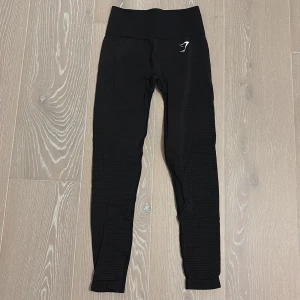Gymshark träningsbyxor xs - Ett par svarta träningsbyxor från gymshark. Storlek xs. Endast använda 2 gånger och i väldigt bra skick! Ordinarie pris är 549kr men säljer den för 350kr till att börja med.