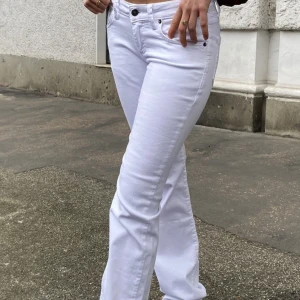 Vita jeans med låg midja - Snygga Subdued jeans som jag har aldrig använt. Lapparna är kvar på jeansen🥰 storlek 32 i europeisk storlek och 36 i italiensk. Skulle säga att de passar xxs/xs