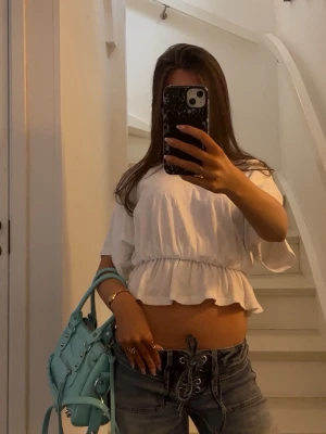 Vit topp med volanger  - säljer min superfina topp med volanger❤️hör av er om ni har frågor 