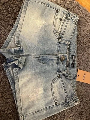 Ljusblå jeansshorts från ONLY - Säljer ett par ljusblå jeansshorts från ONLY.Dom är super low waist och perfekta till sommaren. Fina fickor och shortsen är i jättebra skick 