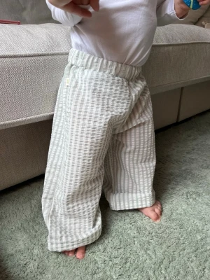 Vida barnbyxor  - Byxor som jag sytt helt själv!😊 Passar 104 Finns fler byxor och andra kläder på min hemsida, Googla Emanuel Dsgn! Allt är handgjort🫶🏻 Skriv om ni önskar annan strl