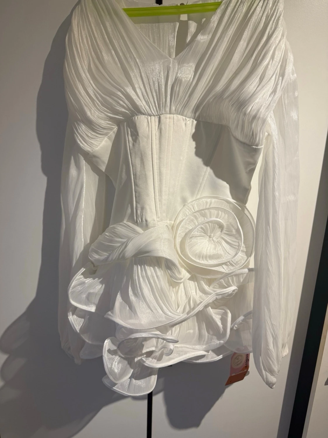 Vit kortklänning med volang och rosett - 3