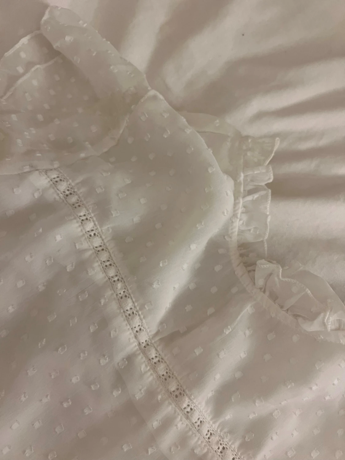 Vit prickig blus med volangärm - 3