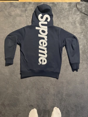 Supreme hoodie - Tja, nu säljer jag denna riktigt eftertraktade supreme hoodien i mörkblå storlek M, jätte fint skick och passar nästan allt o alla. Om ni har minsta lilla funderingen så är det bara att slå en pling!