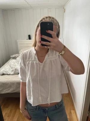 Vit blus från vero Moda i storlek M - Vit blus från vero Moda i strl M. Mycket bra skick förutom nå små knappt synliga fläckar (se sista bilden)