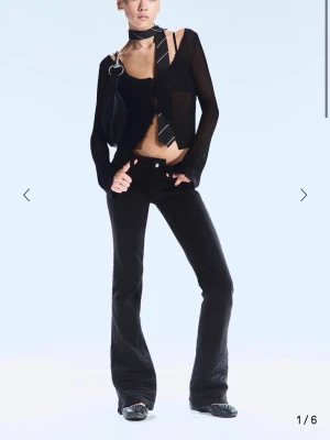 Svarta bootcut jeans med låg midja - Lågmidjade svarta bootcut jeans från Weekday. De virala som alltid är slutsålda, bara att skriva ifall ni vill ha egna bilder eller har några frågor eller funderingar. Pris kan diskuteras 🤗🤗