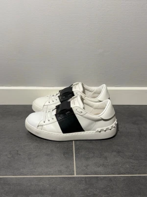 Valentino open  - Valentino open svart, storlek 38 passar 39, skick 8/10, endast skorna medföljer vid köp, nypris 7000kr, vid funderingar hör av er.