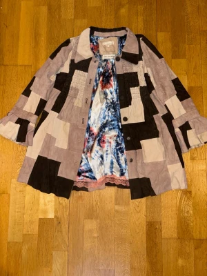 odd molly patchwork läderjacka dam sample 2009 - Oanvänd läderjacka i patchwork från Odd Molly Incorporated, kollektion Spring 2009. Original SAMPLE – NOT FOR SALE, framtagen för visning/foto och aldrig såld i butik.  Tillverkad i 100 % läder med mönstrat foder. Figursydd, feminin passform med knytband i ryggen. Nyskick / oanvänd. Mycket ovanligt samlarplagg.