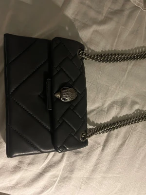 Kurt Geiger väska  - Säljer min oanvända Kurt geiger väska, köpt på hemsidan, har lite slitningar på hörnen men absolut inget som syns, annars helt ny. Inga defekter, äkta!! 