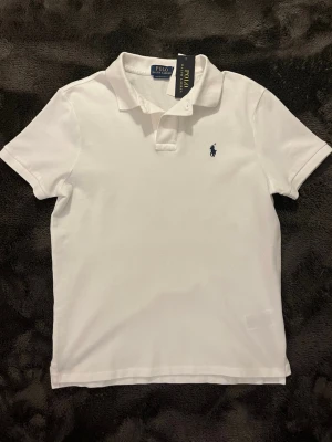 Polo pike - Säljer en snygga Ralph lauren piké i storlek M, och är i super fint skick. Prislappen finns kvar, nypris 1600kr mitt pris endast 650kr! Hör av er vid frågor. Mvh Viktor😊