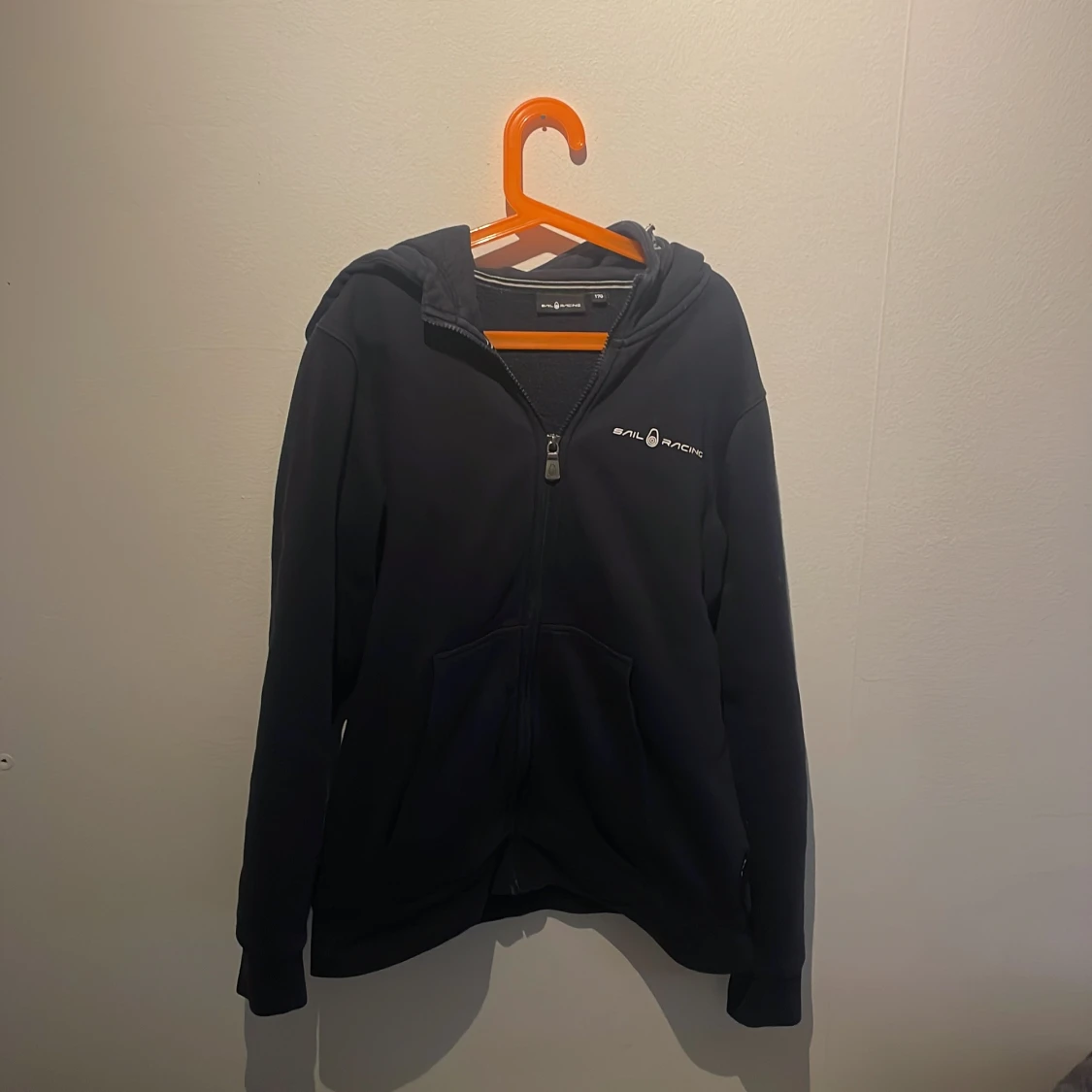 Blå hoodie med dragkedja från Sail Racing
