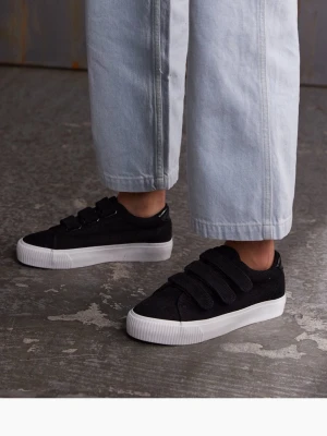 Svarta sneakers med kardborreband - Svarta sneakers från Even&Odd har bara andvänt dem en gång 