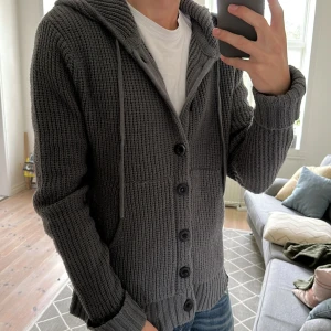 Cardigan/Huvtröja  - Väldigt unik och skön cardigan/Huvtröja. Inga defekter och perfekt nu i det kalla vädret. Skriv vid fundering ✌️Storlek M/L