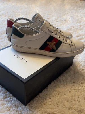  Ace Skor - Tjena! Nu har det blivit dags att sälja mina trogna  ace skor. Dom är i bra skick förutom en defekt på ena skon (se bild 4) men det går lätt att fixa hos en skomakare! Box ingår vid rätt pris! Hör av er vid frågor 🙌🏻 