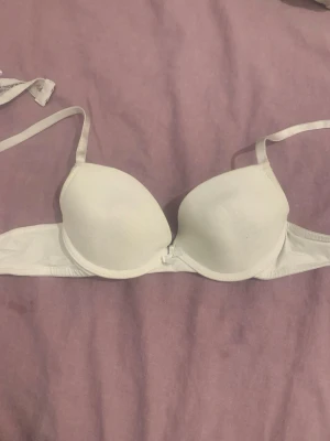 Tv terminal bhar i vitt och svart - Säljer två bhar i klassisk modell, en vit och en svart. Båda har justerbara axelband ocj vadderade kupor för extra stöd... Perfekta under alla typer av toppar. Materialet känns mjukt och bekvämt mot huden.