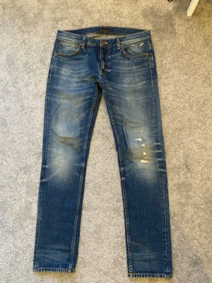 Nudie Jeans Lean Dean - Tja! Säljer nu dessa riktigt feta jeans från Nudie i modellen Lean Dean. Tvätten heter ”Yesterdays News”, och är en limited modell som inte säljs längre. Nypris ligger runt 2000kr. Storlek 33/34, inga defekter eller liknande. Hör av dig vid minsta fundering!.