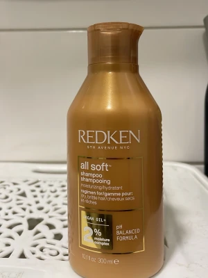 Redken All Soft Shampoo 300 ml - Säljer mitt schampo, helt ny, inte använd. Köpt nytt schampo och balsam så har ingen användning av denna längre. 