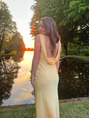 Gul balklänning - Jättefin gul balklänning, storlek 36/S, passar perfekt till bal. Jag är 173 cm och utan skor går den hela vägen ner till marken på mig + lite till💛💛