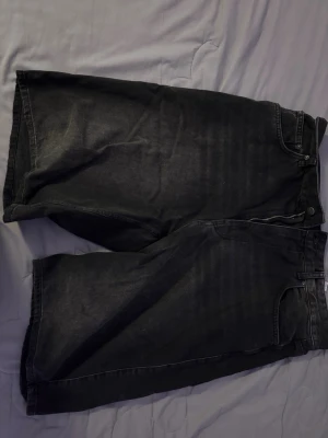  Pull and bear jeanshorts baggy strl 44 - Sparsamt använda