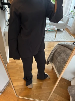 Mörkgrått loungewear-set - Mysigt loungewear-set i mörkgrått med långärmad, lös tröja och matchande vida byxor. Bianca ingrossos kollektion för Nelly. Säljes som det men kan tänka mig o sälja separat också. Byxorna är i strl S och tröjan i XS
