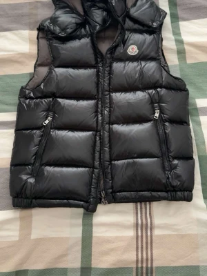 Moncler väst  - Snygg svart moncler väst. Du kan även scanna. 