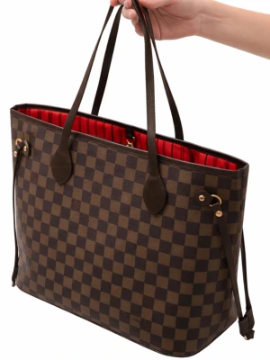 Louis Vuitton Neverfull Damier - Snygg handväska sopm är Louis Vuitton Neverfull i Damier Ebene covering. Väskan har brunt rutmönster, mörkbruna läderhandtag och detaljer i guld. Insidan är röd med randigt tyg. Perfekt storlek för sopm får plats med allt du behöver.