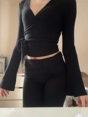 Wrap top - Säljer denna wrap around top från Gina Tricot.