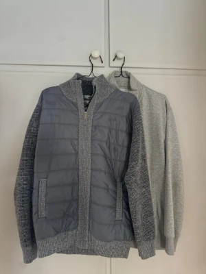 Cardigan + halfzip - Säljer dessa två i ett billigt paket då de inte används. Halfzipen har inga tecken på användning, cardiganen har aldrig använts men är inte i de bästa materialet. Tex lite dålig dragkedja. Men inga tecken på användning. Därav låga priset