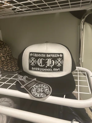 Chrome Hearts svartvit keps - Aldrig använt, med lappen kvar