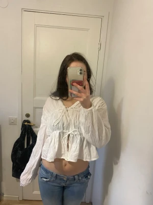 Vit blus - Säljer denna vita blus från Gina Tricot. Blusen är i strlk XS och är i mycket bra skick. Kontakta mig vid frågor🥰
