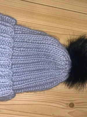 Pipo 30-44cm - Vaalensiniharmaa villapipo tekoturkistupsulla. Menee noin 30-44 cm päähän. Eläintalous MMM Katsothan myös muut ilmoitukseni Tarjoa 