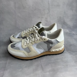 Valentino rockrunners - Valentino rockrunners, otroligt bra skick. Storlek 41,5. Självklart äkta, inget og ingår.