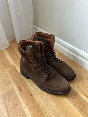 Bruna mockakängor  - Säljer ett par bruna herr kängor från Ralph Lauren i 100% ko läder. Storlek 42, sulan är 27,5 cm. För små i storleken, så bara använda några enstaka gånger. Nypris: 5000kr