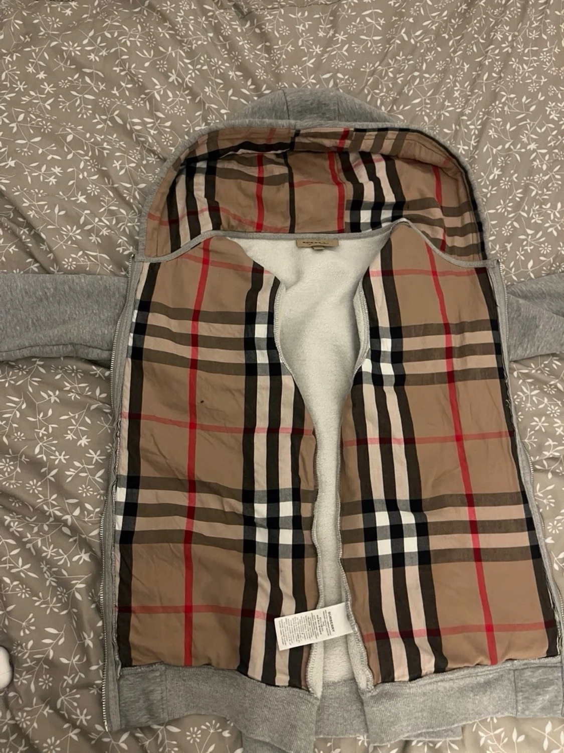 Grå hoodie från Burberry med dragkedja KOM MED BUD - 2